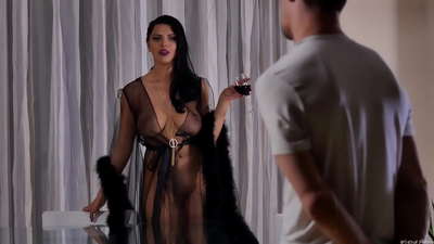 Курва Кира Куеен позвала је свог комшију на чај и појебала га на столу за вечеру